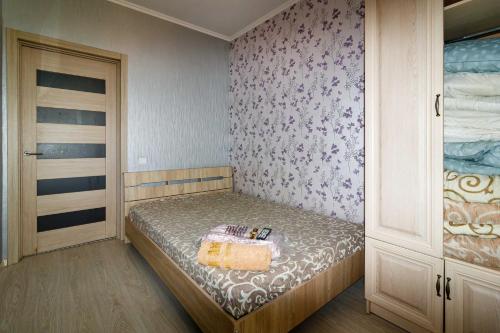 um pequeno quarto com uma pequena cama e um closet em Kvartirkoff na Bogatirskaya 6a, 10 floor em Kiev