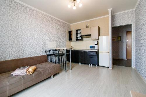 uma sala de estar com um sofá e uma cozinha em Kvartirkoff na Bogatirskaya 6a, 10 floor em Kiev