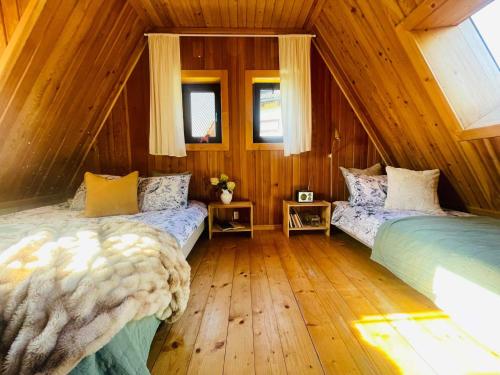 Tempat tidur dalam kamar di Łobrotno Gaździna - góralska chałupa na wyłaczność