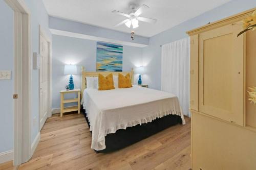 Ένα ή περισσότερα κρεβάτια σε δωμάτιο στο Beachfront Condo #906 at Majestic