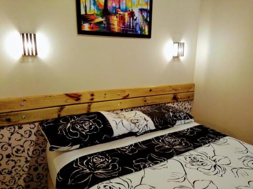 - une chambre avec un lit et deux lumières sur le mur dans l'établissement Pousada Angel's It, à Torres