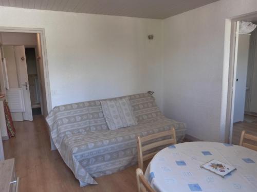 un salon avec un canapé et une table dans l'établissement Clos du loup, à Uvernet