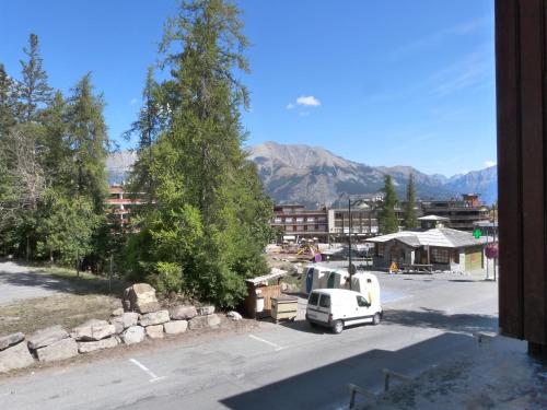 Uvernet的住宿－Clos du loup，停在一个有山的停车场的白色卡车