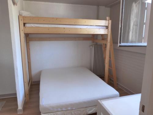 Uvernet的住宿－Clos du loup，配有梯子的小客房内的双层床