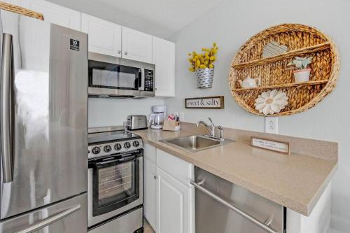 Una cocina o zona de cocina en Beachfront Studio #709 at Majestic