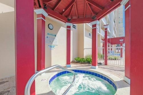 Piscina en o cerca de Beachfront Studio #709 at Majestic