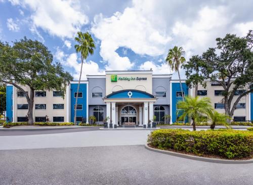 un montage de l'avant d'un bâtiment dans l'établissement Holiday Inn Express Hotel Clearwater East - ICOT Center, an IHG Hotel, à Pinellas Park