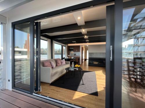 ein Wohnzimmer mit einem Sofa und einem Tisch in der Unterkunft Hausboote am Lankenauer Höft in Bremen