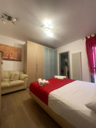 um quarto com uma cama grande e um sofá em Casa VACANZA CHIARINA em San Benedetto del Tronto