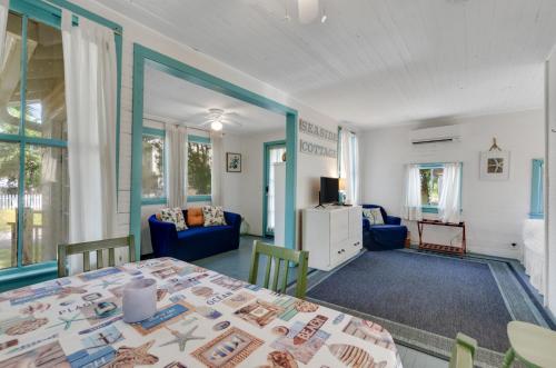 comedor con mesa y sala de estar en Tybee Island Sunset, en Tybee Island