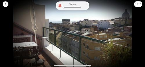 een balkon met uitzicht op de stad bij Quarto Vasconcelos in Lissabon