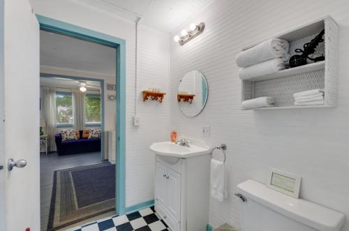 bagno bianco con lavandino e specchio di Tybee Island Sunset a Tybee Island