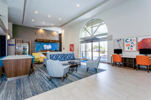 eine Lobby eines Krankenhauses mit Stühlen und einem Tisch in der Unterkunft Holiday Inn Express Hotel Clearwater East - ICOT Center, an IHG Hotel in Pinellas Park