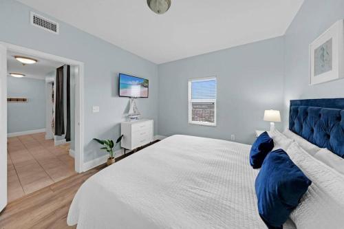Katil atau katil-katil dalam bilik di Gulfview Condo #1809 at Laketown Wharf