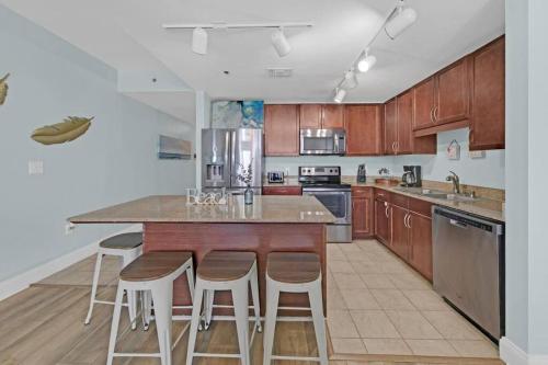 Dapur atau dapur kecil di Gulfview Condo #1809 at Laketown Wharf