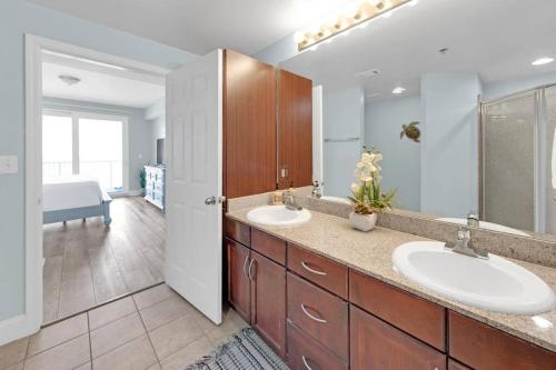 Bilik mandi di Gulfview Condo #1809 at Laketown Wharf