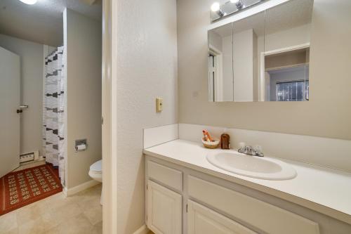 ein Badezimmer mit einem Waschbecken, einem Spiegel und einem WC in der Unterkunft Cozy Kirkland Condo about 11 Mi to Downtown Seattle! in Kirkland