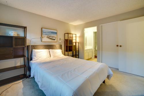 ein Schlafzimmer mit einem großen weißen Bett und einem Schrank in der Unterkunft Cozy Kirkland Condo about 11 Mi to Downtown Seattle! in Kirkland