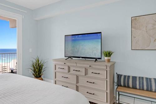 Televisyen dan/atau pusat hiburan di Gulfview Condo #1809 at Laketown Wharf