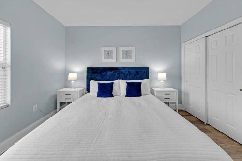Katil atau katil-katil dalam bilik di Gulfview Condo #1809 at Laketown Wharf