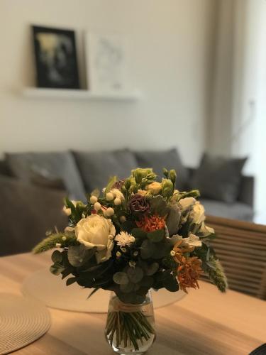 a vase with a bouquet of flowers on a table at Ferienwohnung New Town in Dresden