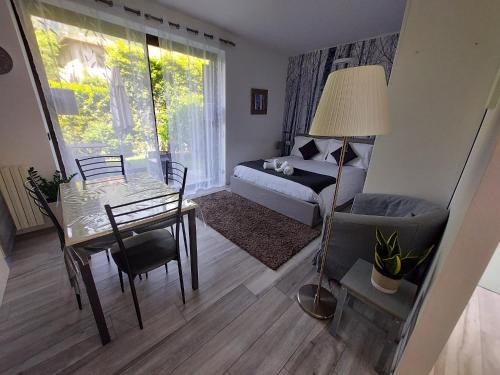 Postel nebo postele na pokoji v ubytování Residenza I Laghi