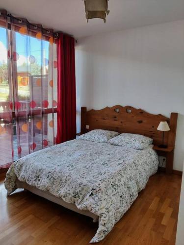 une chambre avec un lit et une fenêtre dans l'établissement Appartement 4/6Pers Bolquère, à Bolquère-Pyrénées 2000