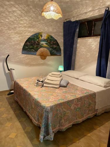 Daniele's Sea flat close to Soverato في Marina di Davoli: غرفة نوم عليها سرير وفوط