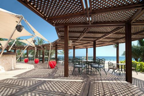 Ein Balkon oder eine Terrasse in der Unterkunft Le Meridien Al Aqah Beach Resort