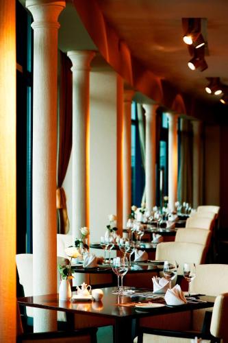 Ein Restaurant oder anderes Speiselokal in der Unterkunft Le Meridien Al Aqah Beach Resort 