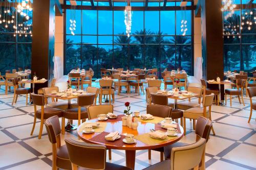 Ein Restaurant oder anderes Speiselokal in der Unterkunft Le Meridien Al Aqah Beach Resort 