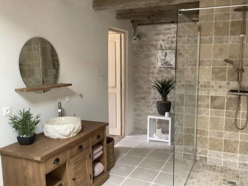Ein Badezimmer in der Unterkunft Gîte vallée magique Panissaud