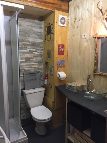 une salle de bain avec toilettes et lavabo dans l'établissement La Rosière Domaine skiable France-Italie, à Montvalezan