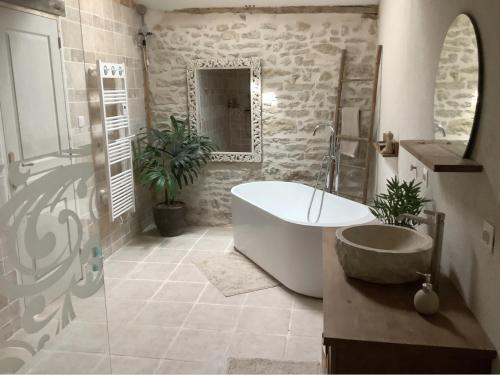 Ein Badezimmer in der Unterkunft Gîte vallée magique Panissaud