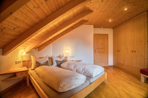 ein großes Bett in einem Zimmer mit Holzdecken in der Unterkunft Adulty Only Wasserfall Tschorn in Pfunders