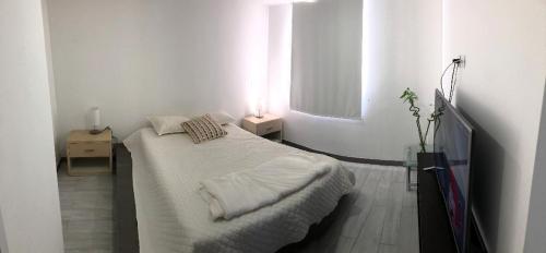 ein kleines Schlafzimmer mit einem Bett und einem Fenster in der Unterkunft Apartamento confortable y excelente ubicación in Bello