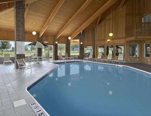 La alberca dentro o cerca de Baymont by Wyndham Columbus/Rickenbacker