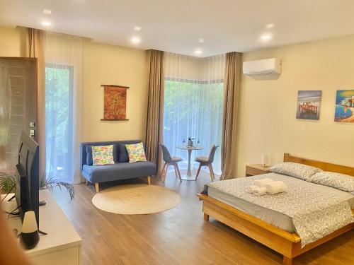 1 dormitorio con cama, sofá y mesa en Lucia’s Place en Tanauan