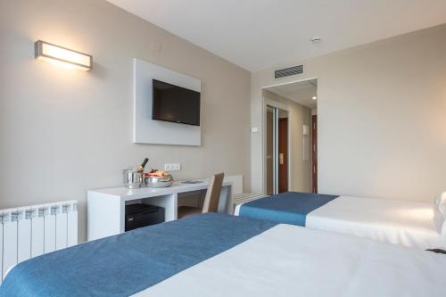 a hotel room with two beds and a tv at Hotel Best Mediterraneo in Salou