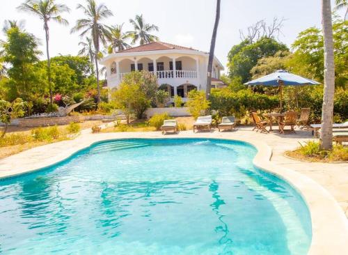 Kolam renang di atau dekat dengan Sand and Shells Beach House- 4 Bedroom with a pool