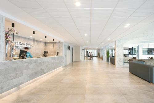 een lobby van een gebouw met een wit plafond bij Hotel Best San Diego in Salou