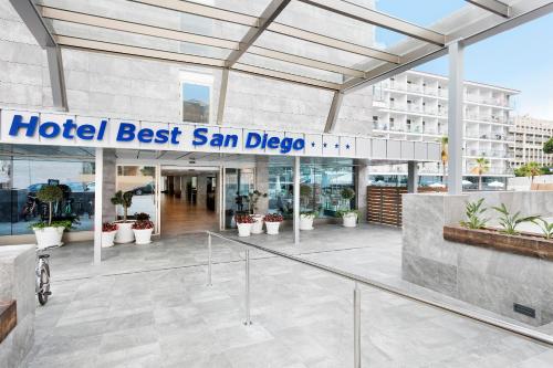 un panneau san diego devant un bâtiment dans l'établissement Hotel Best San Diego, à Salou