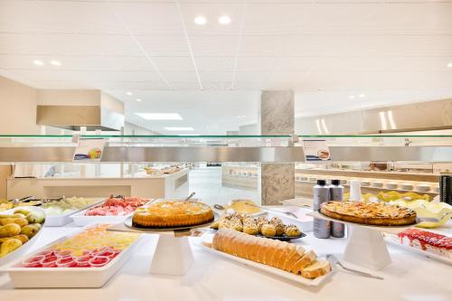 a buffet line with many different types of food at Hotel Best San Diego in Salou