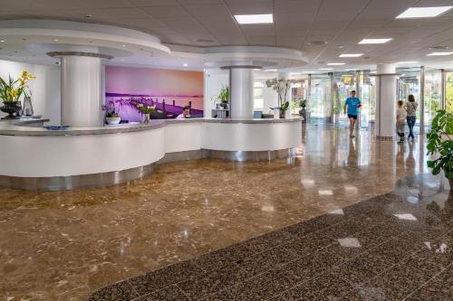 a lobby of a hospital with people walking in the lobby at Hotel Best Lloret Splash in Lloret de Mar