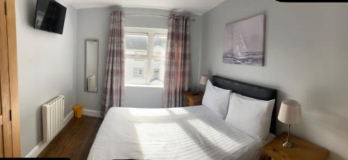 A bed or beds in a room at Wild Atlantic Accommodation 70 Burnside