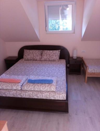 1 dormitorio con cama y ventana en Sobe Spaske en Čačak