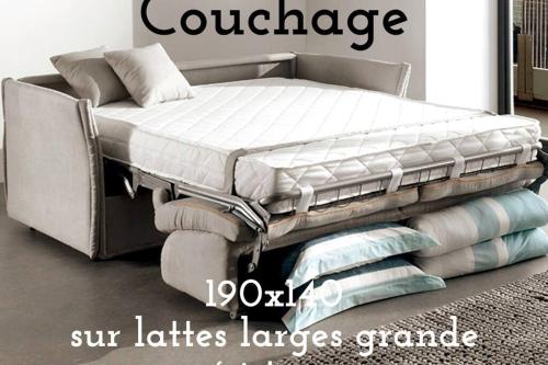 Cette chambre comprend un cadre de lit avec un canapé et des oreillers. dans l'établissement Jolie studio cosy à 2 pas du centre-ville, à Montpellier