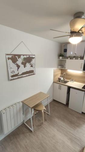 - une petite cuisine avec une table, une table et un comptoir dans l'établissement Jolie studio cosy à 2 pas du centre-ville, à Montpellier