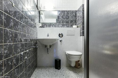 y baño con aseo y lavamanos. en Privat-Pension-Doemens en Aquisgrán