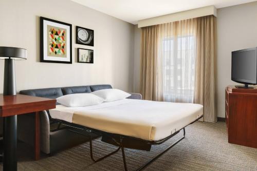 pokój hotelowy z łóżkiem i telewizorem w obiekcie Residence Inn by Marriott Charleston North/Ashley Phosphate w mieście Charleston